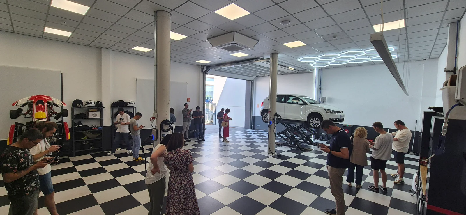 Clientes a aprender com os seus telemóveis na oficina de formação da CEINOR.